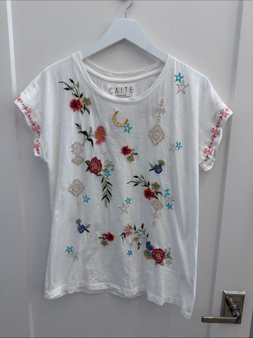 Caité White Embroidered Floral Short Sleeve Tee